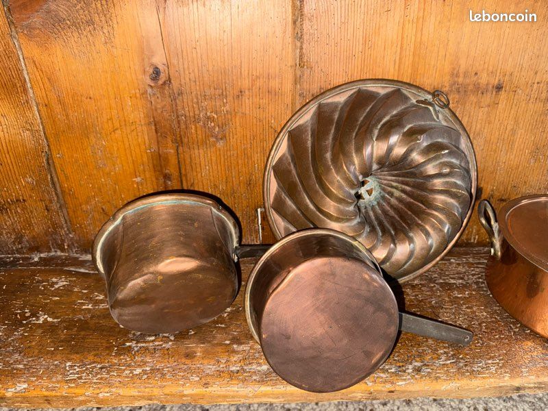 Ancienne batterie dé casseroles cuivre manches fer forgé sertis