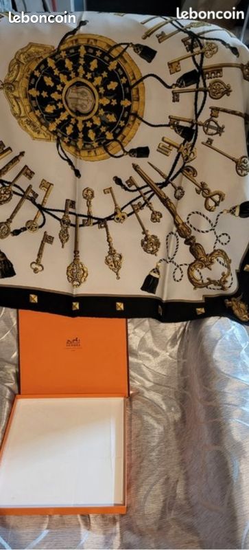 Carré Hermès en soie "Les Clés" – Noir et Or – Boîte d'origine (image 3)