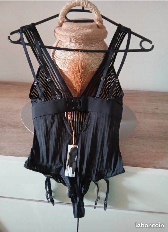 Body string col V, Maison close neuf Vêtements