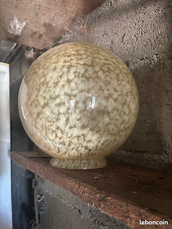 Globe ou abat-jour ancien en verre de Clichy moucheté (généralement daté de l'époque Art déco, vers les années 1940) (image 1)