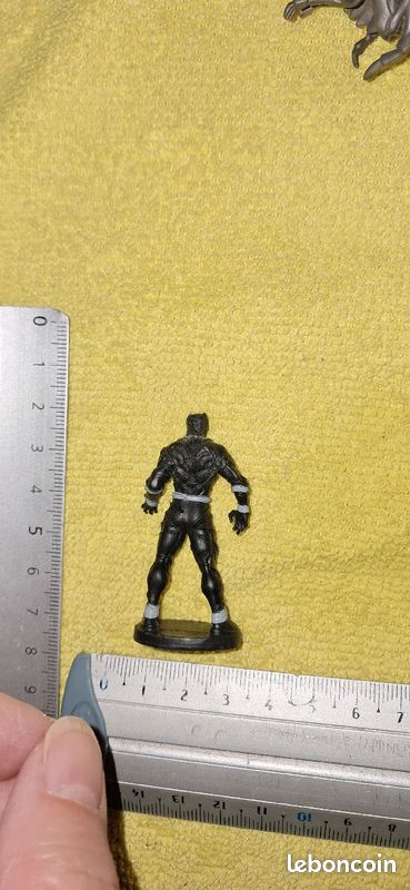 Black panther figurine (image 2)