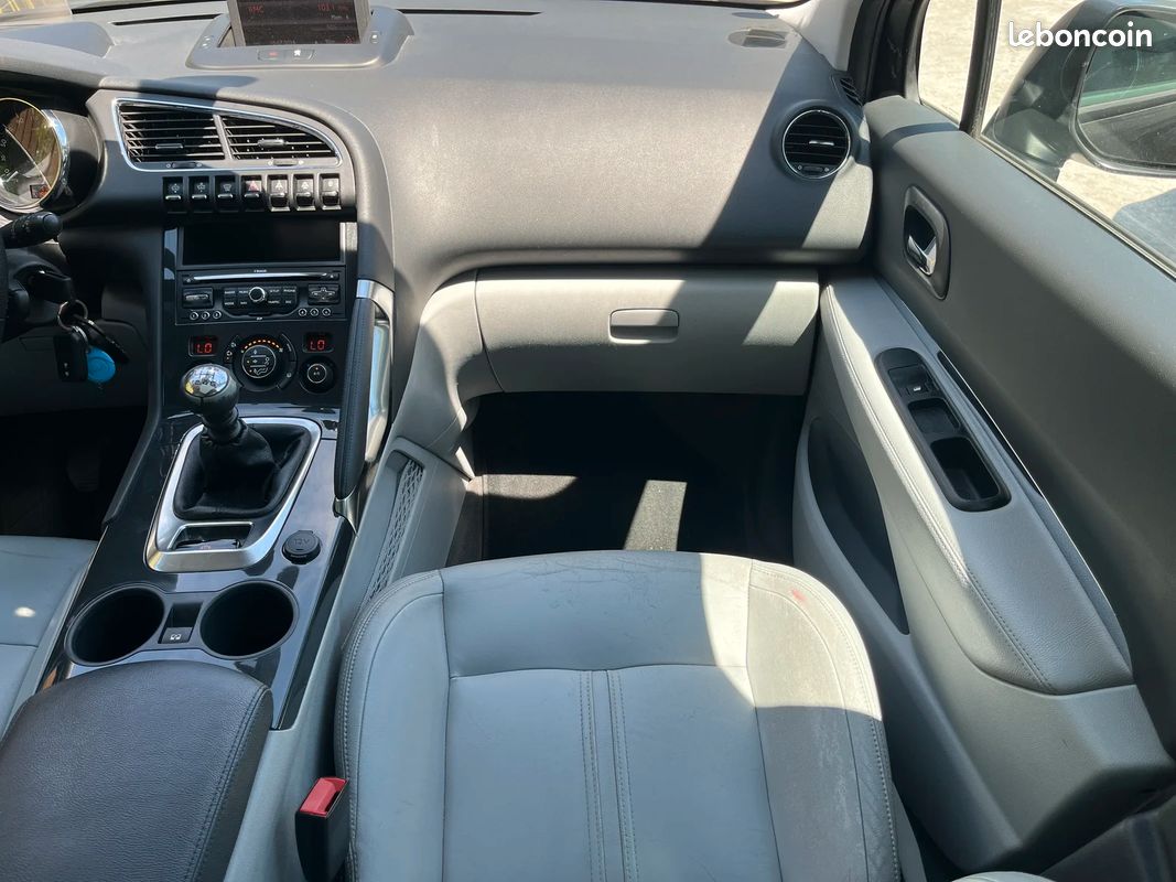 Peugeot 3008 2.0 HDI 150CH Féline / 1ERE MAIN / ENTRETIEN COMPLET / FULL OPTIONS / TOIT PANORAMIQUE (image 17)