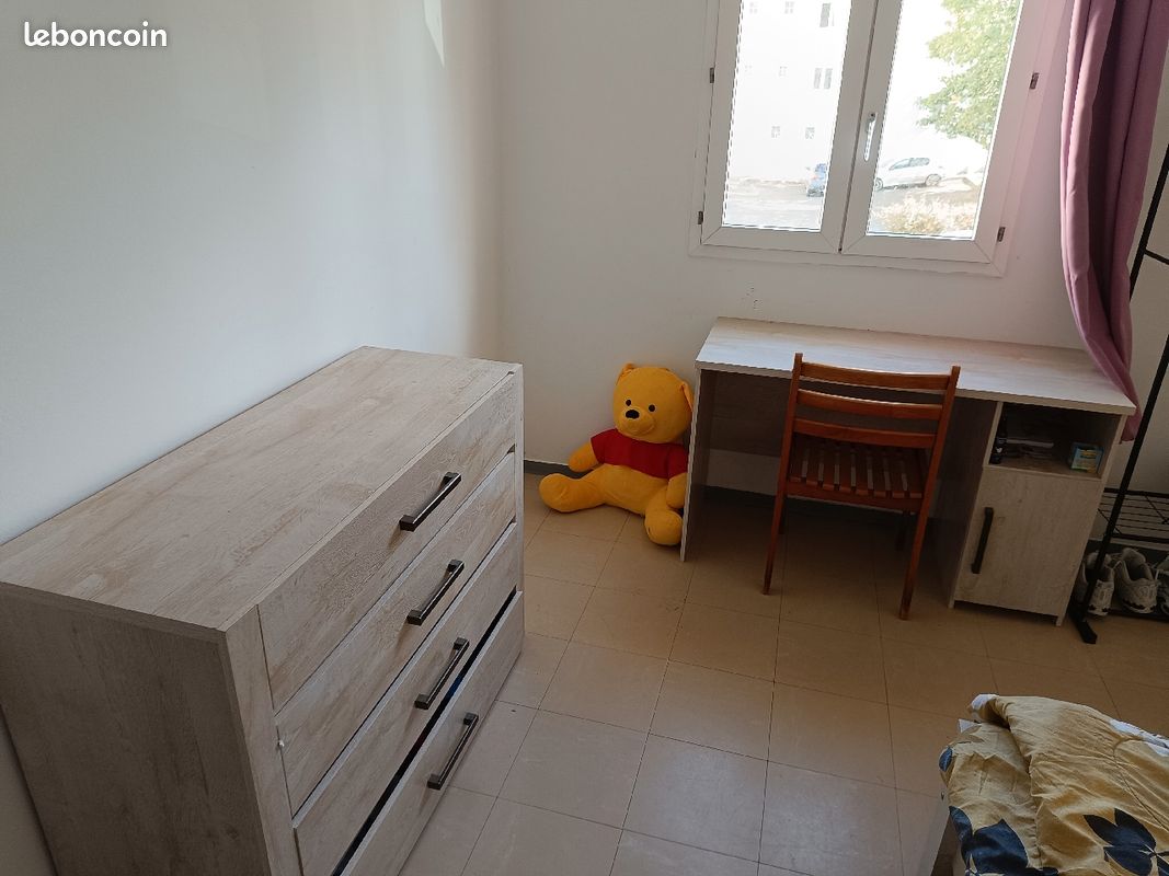 Chambre complète
- Lit 140x190 + sommier avec matelas très bon état
- Armoire 4 portes ( 1 penderie double )
- table de chevet
- commode 4 tiroirs
- bureau
Prix 800 euros. À récupérer sur le Ta (image 3)