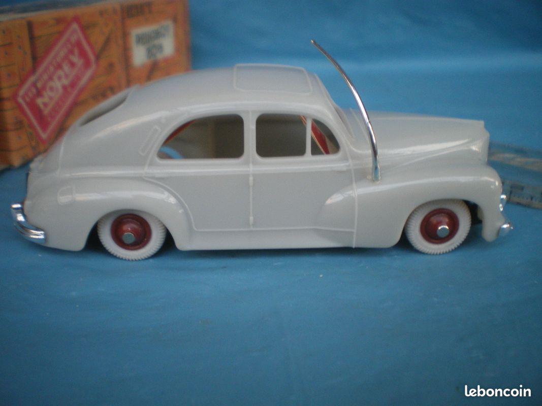 Peugeot 203 Berline 1948 Norev 1/43 - Bleu Nuit - Jouet Ancien France - Proche Neuf