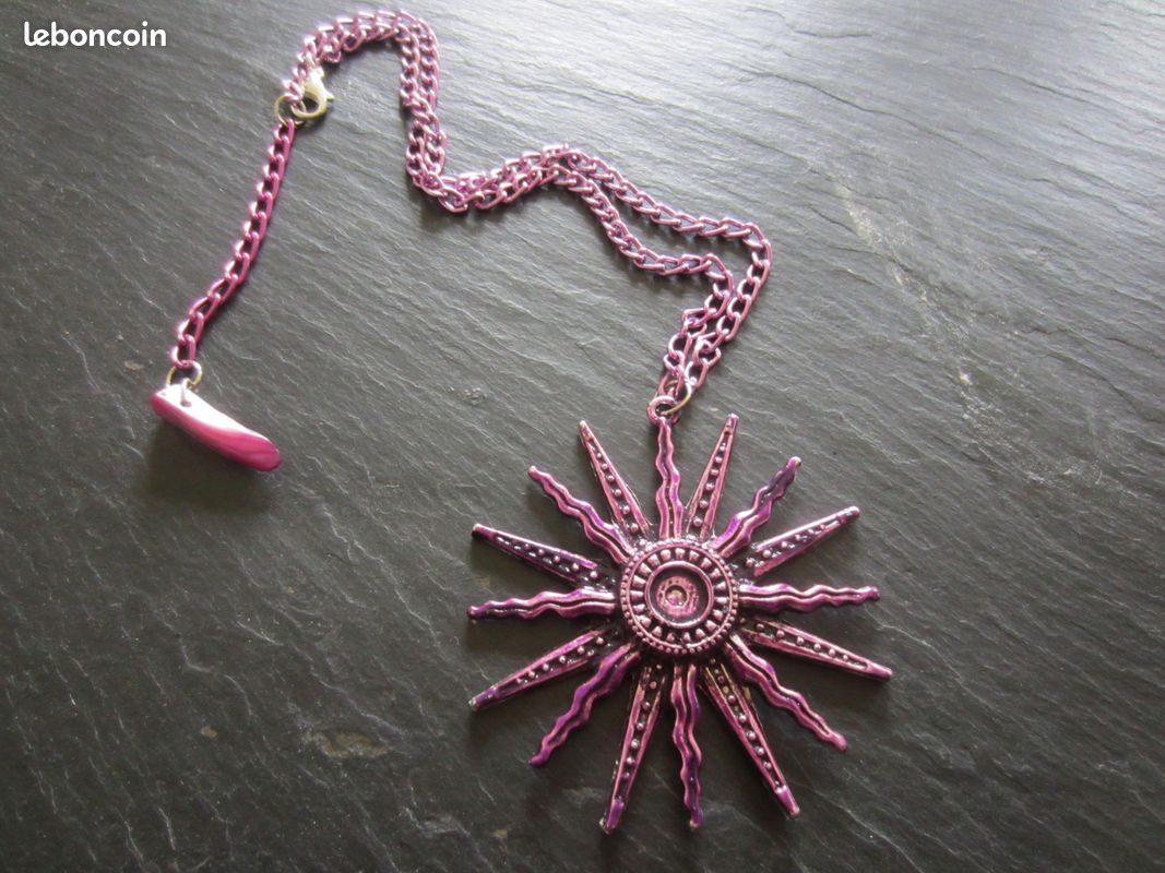 Collier violet avec pendentif en soleil (image 1)