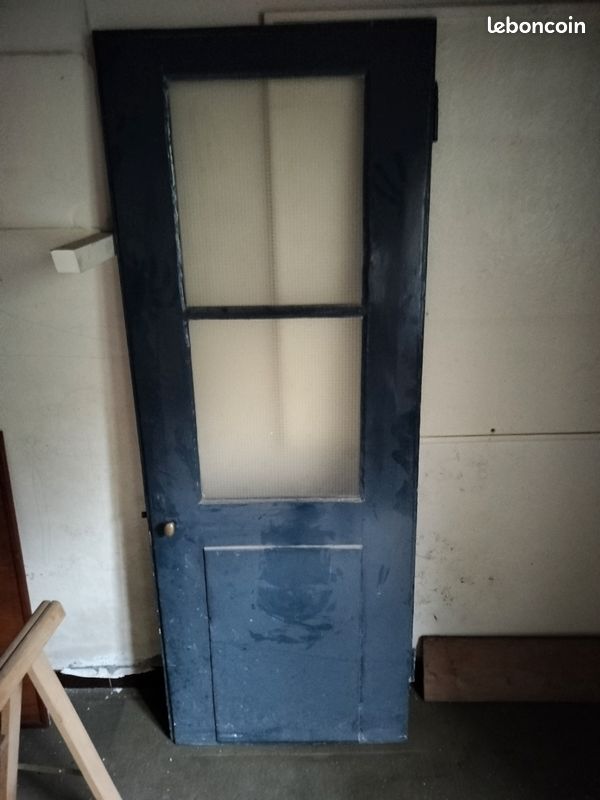 Porte en bois ancien, avec cadre, charnieres et poignée (image 2)