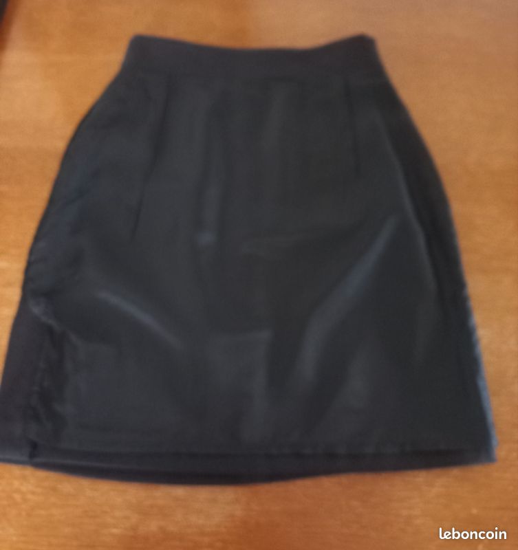 Jupe courte femme en simili cuir noir neuve avec étiquette Jupe courte femme en simili cuir noir neuve avec étiquette