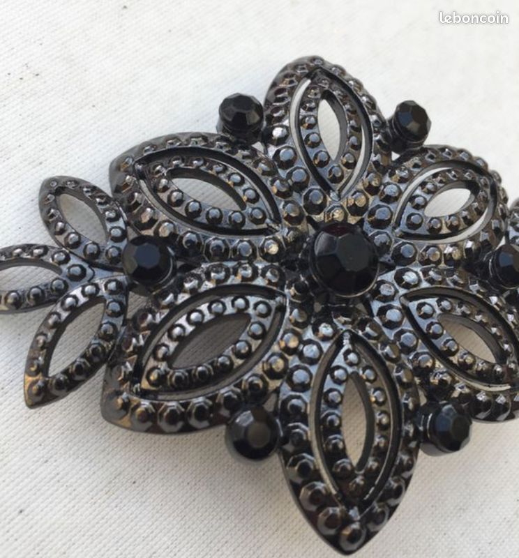 Broche en façon pierres de jais (image 2)