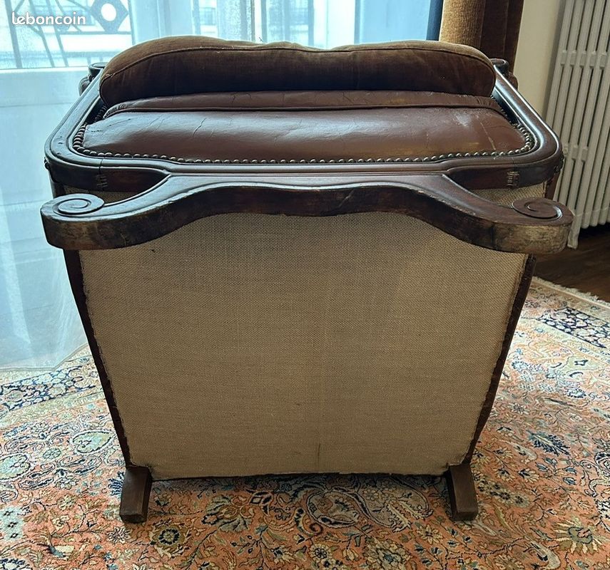 Fauteuil Club Art Deco Annees 50, Cuir Damasse, rehausse dorures. Restaure et rembourre par tapissier, Origine Pays-Bas (image 4)