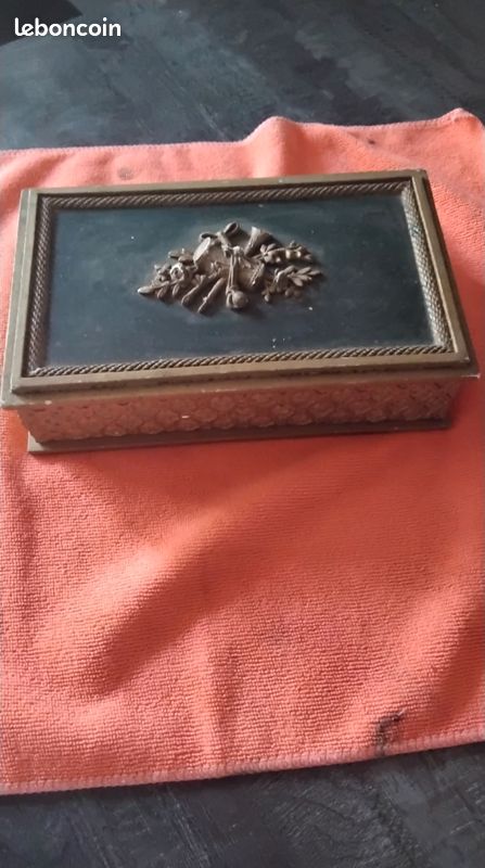 Boite bois et platre orné de décor en relief style louis XVI (image 1)