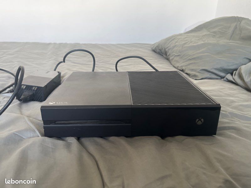 Xbox One 1ère génération + lot de jeux (manette offerte) (image 1)