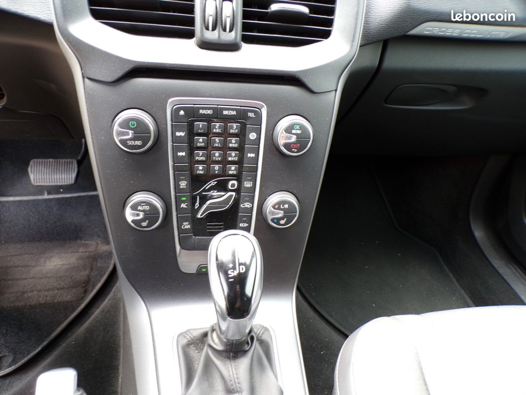 Volvo V40 CROSS COUNTRY D3 AdBlue 150 ch Geartronic 6 (image 12)