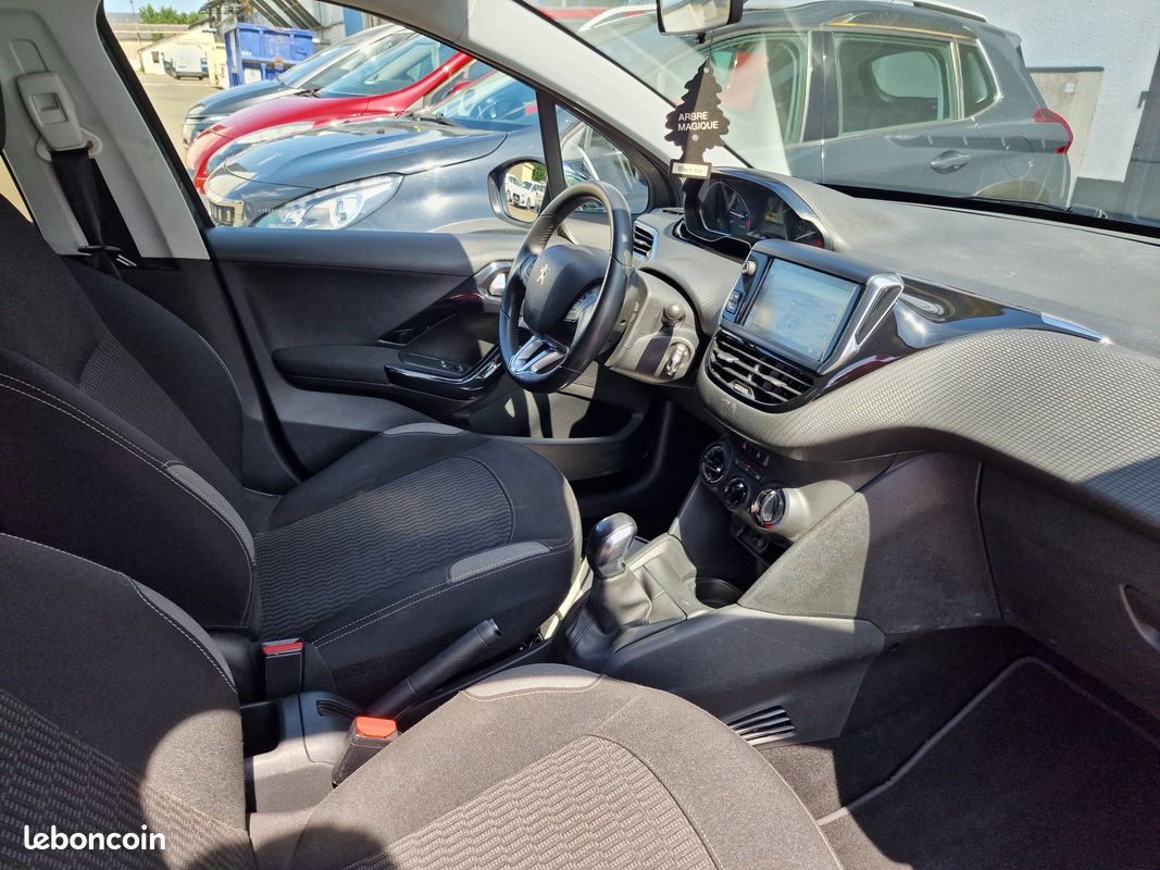 Peugeot 208 1.2 puretech 82 style 5p premiere main (image 4)