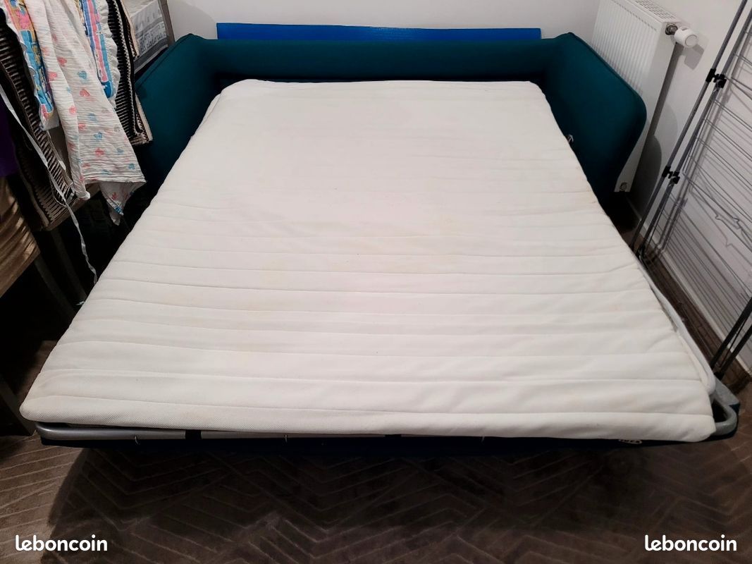Urgent Canapé convertible scandinave 3 places en tissu bleu paon et bois clair avec matelas 10 cm CREEP (image 6)
