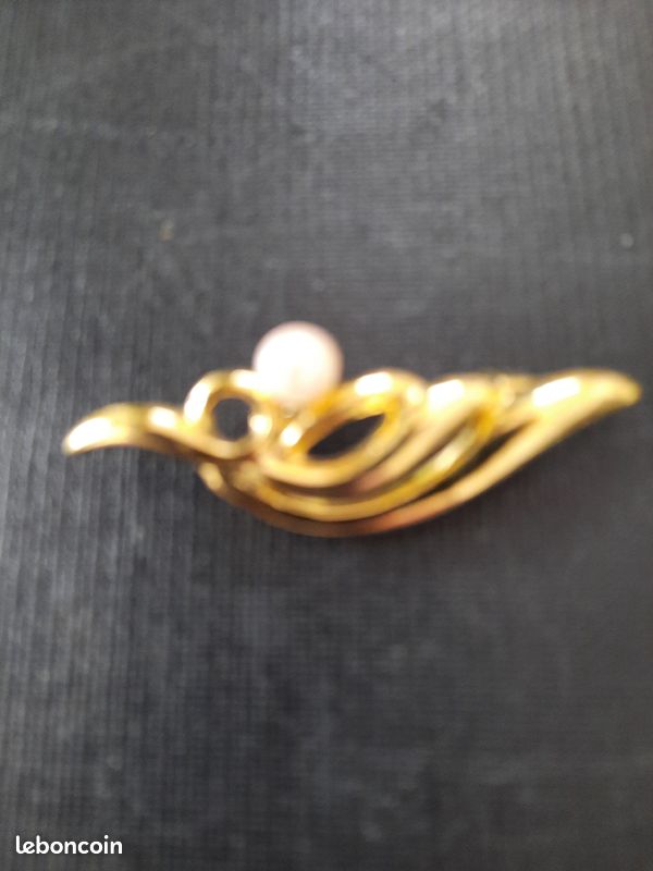 Broche métal doré avec perle (image 1)