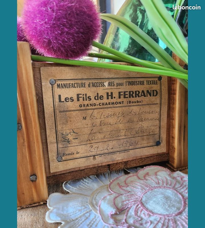 Ancienne caisse d'atelier de tissage et ses accessoires vintages (image 5)