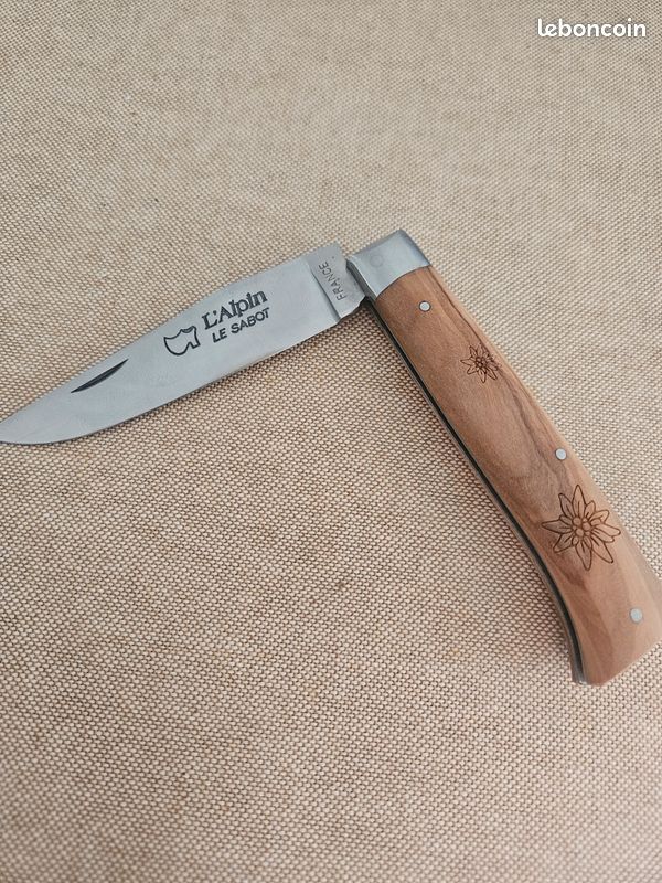 Couteau pliant AU SABOT manche olivier gravé (image 1)