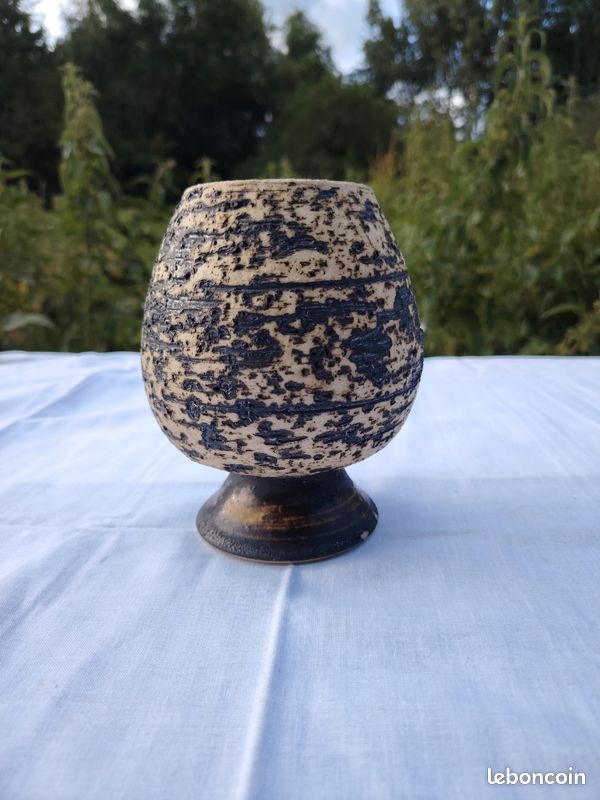 Vase boule sur piedouche vintage en grès brut / céramique lave 1970 (image 1)