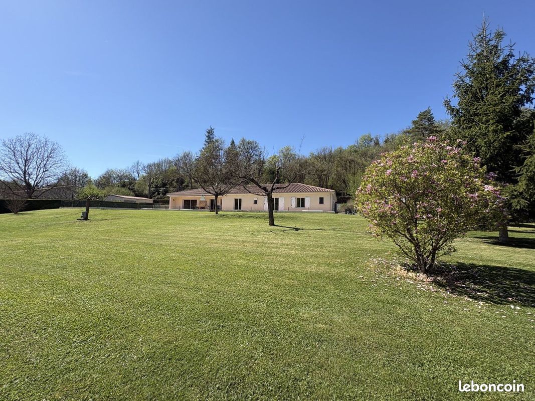 Villa 6 pièces 240 m² (image 1)