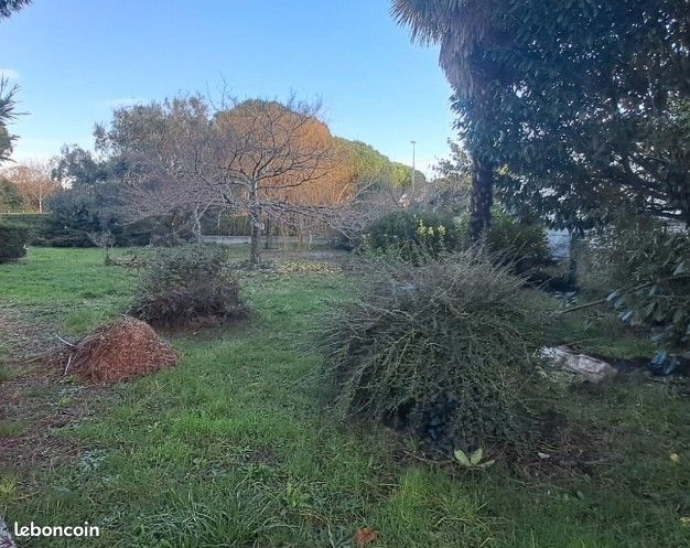 Terrain à bâtir de 604 m² à BREUILLET (17) · 196 100 €