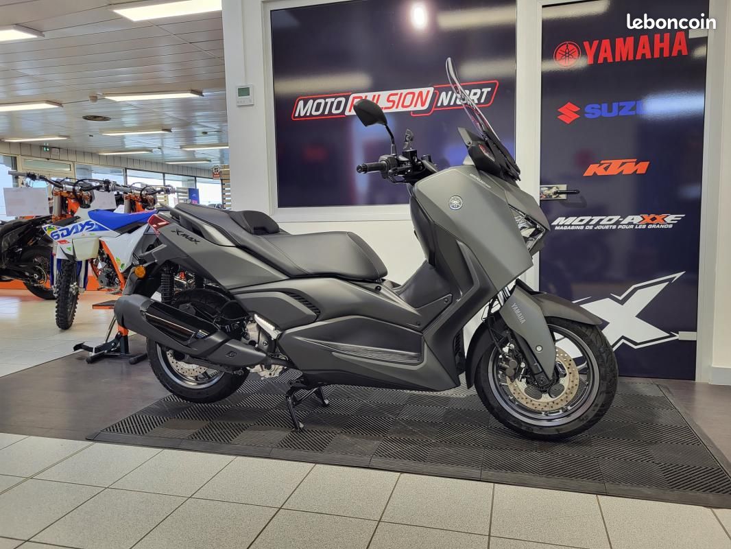 Yamaha XMAX 300 2025 TECH KAMO 300KMS 89/MOIS Motos