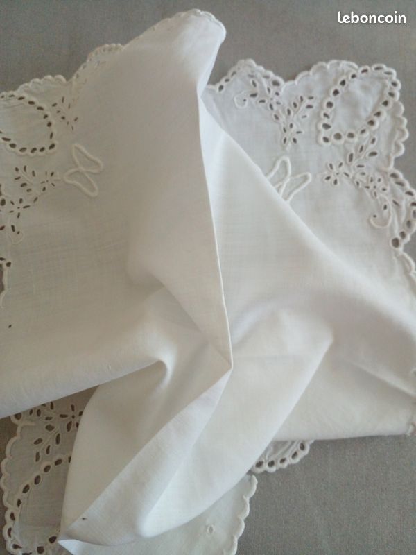 Linge ancien MOMOUCHOIR BRODE MAINS (image 2)