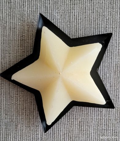 Rendu 3d D'une étoile Colorée Sur Fond Noir | Vecteur Premium