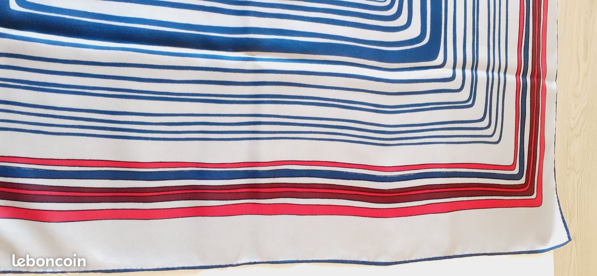 Foulard LANVIN Paris En Soie Vintage – 77x80 Cm – Vert – Occasion