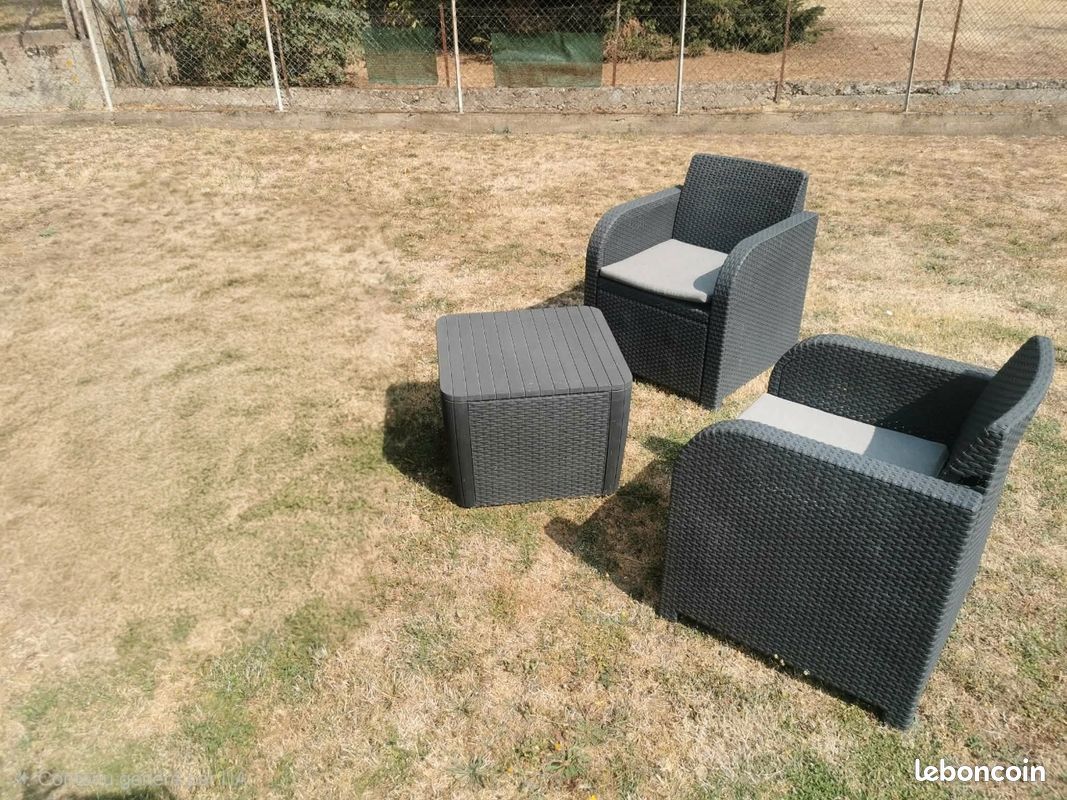 Fauteuils et table (image 1)