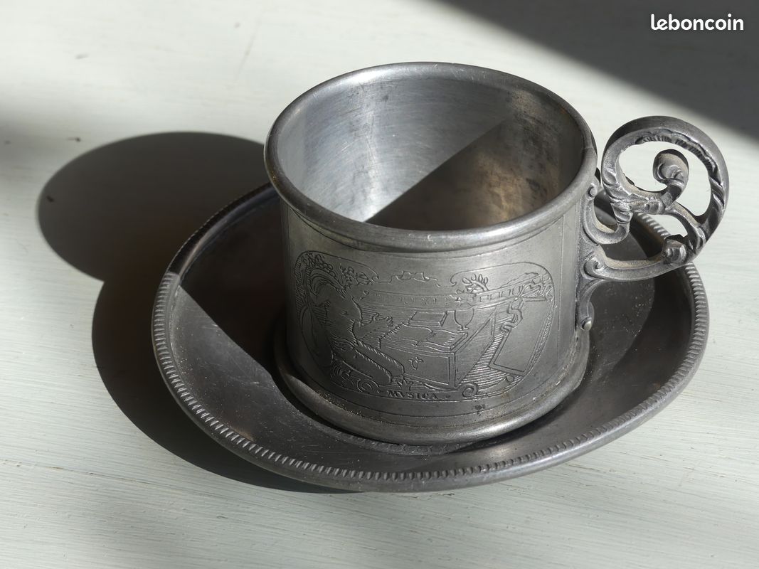 Tasse en étain (image 1)