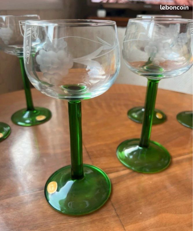 6 verres à vin blanc d’ ‘Alsace avec écussons 4 villes et gravés grappe raisin. Ecussons : Bernai, Riquewihr, Ribeauvillé, Colmar, kaysersberg, Strasbourg Pied vert bouteille, Très bon état (image 5)