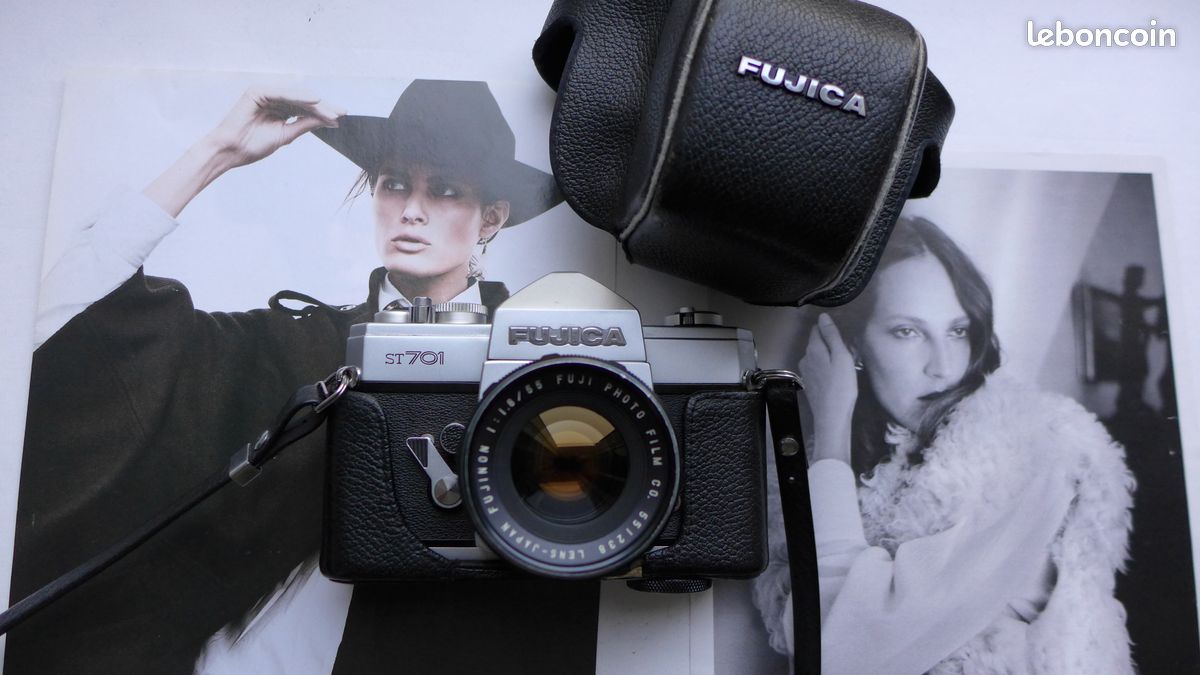Fujica ST 701 avec son objectif Fujinon 55mm et son étui cuir