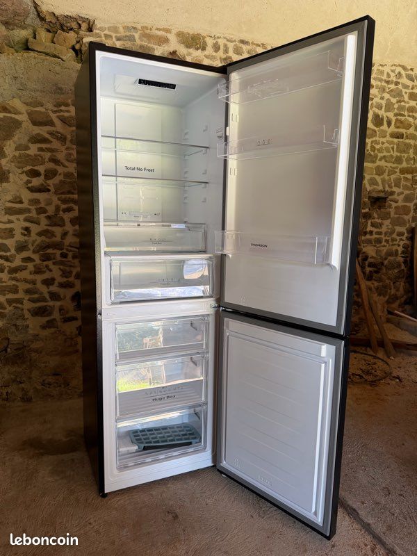 Réfrigérateur congélateur Thomson CTH304ANFBLIX, finition noire, avec technologie Total No Frost (image 2)