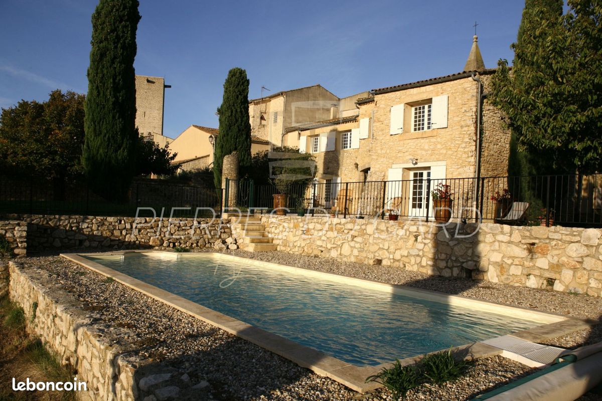 Maison 11 pièces 613 m² · à La Rouvière · 613 m² · 990 000 €