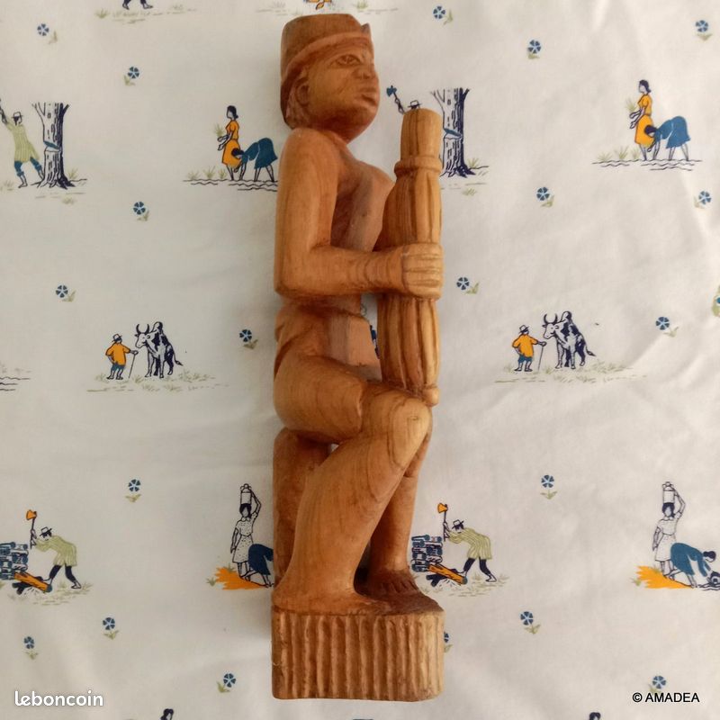 Statuette En Bois Sculptée - Homme Avec Livre Ouvert Et Bâton - Artisanat Français