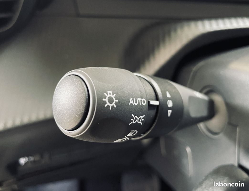 PEUGEOT 2008 Hybrid 145 e-DCS6 ENVY (image 29)