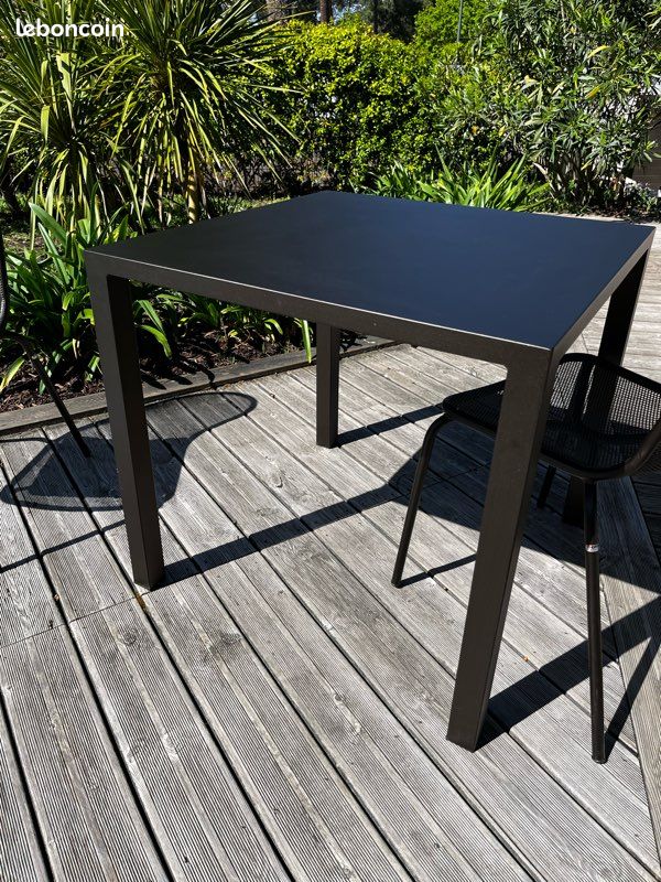 Table et chaises intérieur ou extérieur (image 1)
