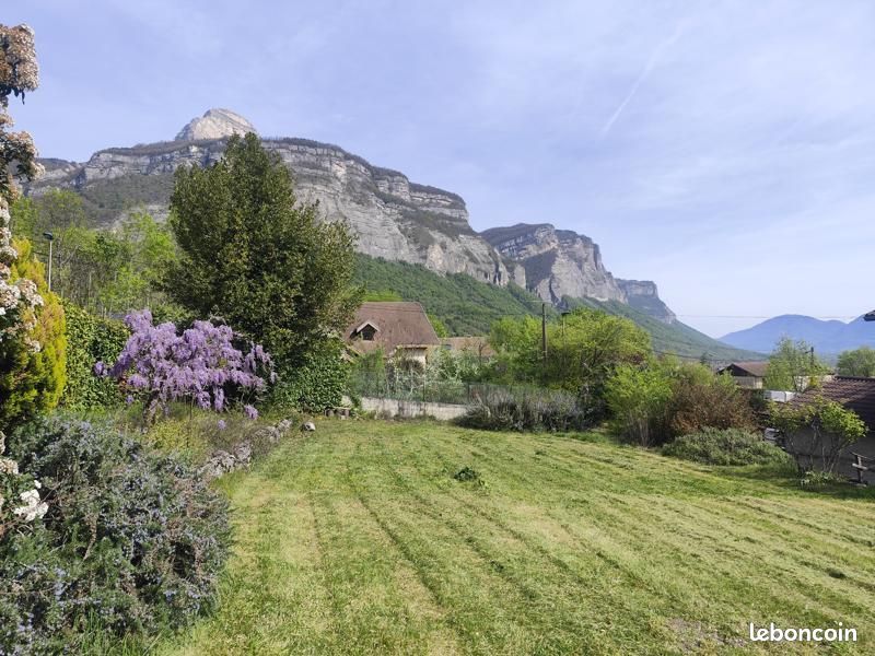 Terrain sur hauteur Bernin (38) 742 m2 avec vue chaine Belledonne et dent de Crolles · 356 000 €