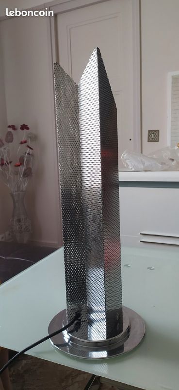 Lampe de table en acier
