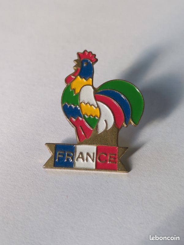 Pin's Equipe de France JO Coq multicolore (image 1)