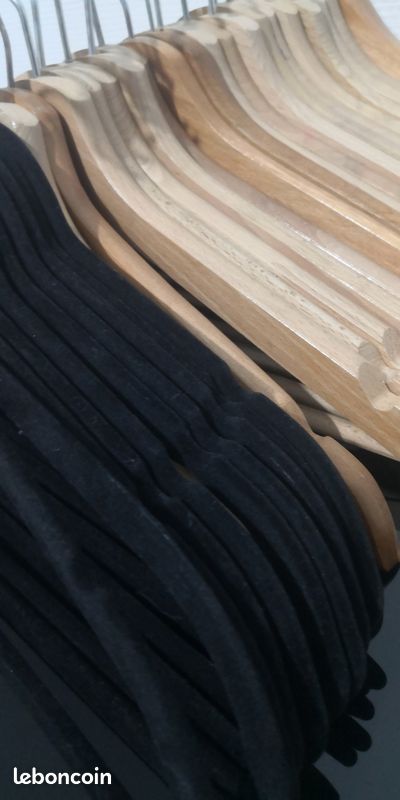 Cintres en bois beige, marron clair x 20. Cintres en velours noir x 10 (image 9)