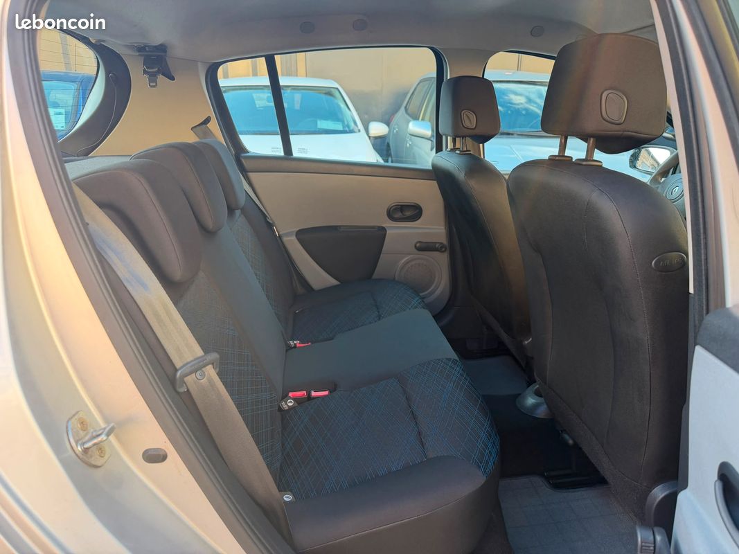 Renault clio iii 1.2 16v 75 authentique 5p (image 4)