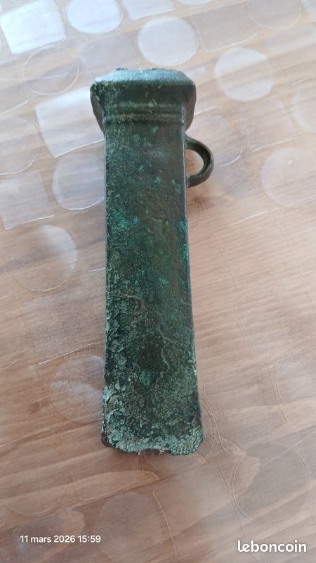 Haches à douille en bronze - salle 7 | Musée de Préhistoire Île-de-France