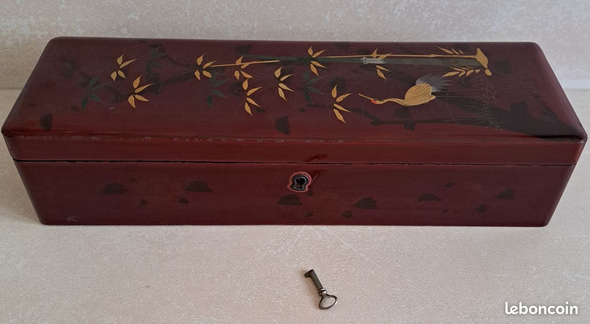 Boîte ancienne en bois laqué rouge foncé (image 2)
