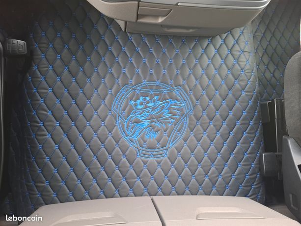 Tapis Couvre Capot Cuir Écologique Gris Pour Scania R à Partir De 2017 IN Avant Tapis Couvre Capot Cuir Écologique Gris Pour Scania R à Partir De 2017 IN Avant