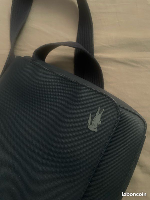 Je veux vendre une sacoche Lacoste, pas trop cher (image 2)