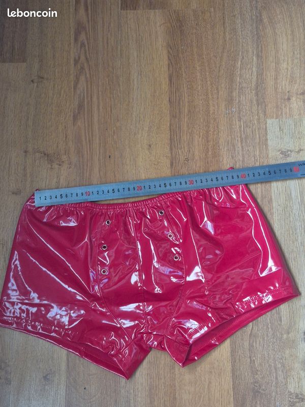 Short Homme Vinyle Rouge avec Oeuillets XL (image 5)