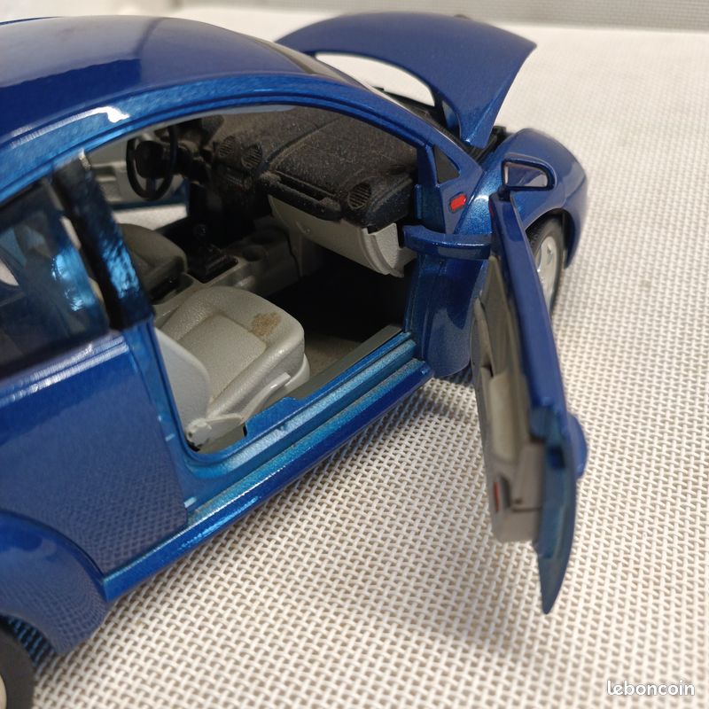 Volkswagen new beetle -1/18- Burago - Modélisme