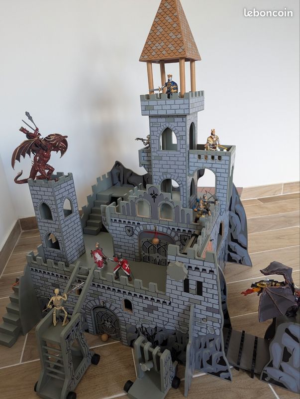 Château fort avec une vingtaine de figurines - Jeux & Jouets