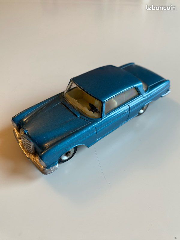 DINKY TOYS N°533 : MERCEDES BENZ 300 SE coupé rouge métal - sans boîte